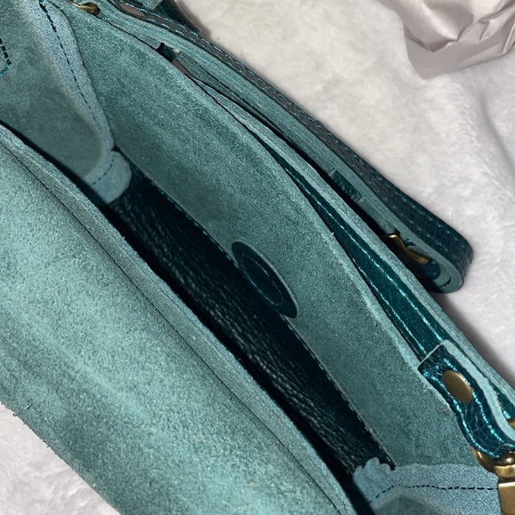 Portland Leather Lagoon Crossbody Bag - Picture 13 of 15